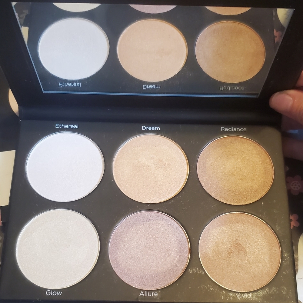 ✨️BH HIGHLIGHTER PALETTE✨️